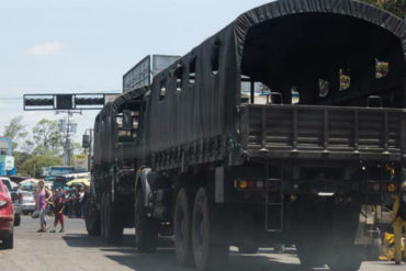 ¡INSÓLITO! En Zulia usuarios trepan unos dos metros para trasladarse en camiones de la Fanb