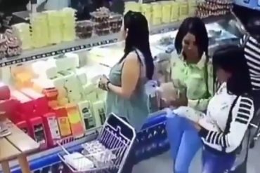 ¡MOSCA CON ESTO! El método que aplicaron estas carteristas para sacar un celular del bolso de una mujer (+Video)