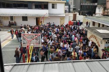 ¡ÉXODO MASIVO! El “bululú” de gente que se desborda en esta cancha escondida para apostillar papeles y salir del país (+Foto)