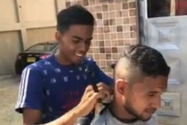 ¡CREATIVO! Venezolano se gana la vida en Cúcuta cortando cabello en la sala de espera de un centro de transporte (+Video)