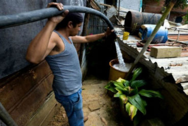 ¡MEDIDAS DESESPERADAS! El método que usan los caraqueños para surtirse de agua ante las fallas en el suministro