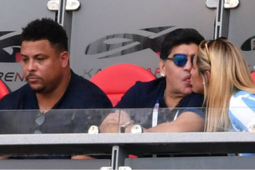 ¡CUÁNTA PASIÓN! Novia de Maradona lo consuela con tremendos besos tras la derrota de Argentina (+Fotos +Guácala)