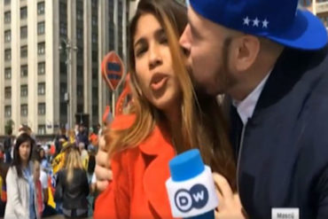 ¡MANOSEADA MUNDIAL! A esta periodista colombiana le agarraron una lola mientras transmitía en vivo desde Rusia (+Video cámara lenta)