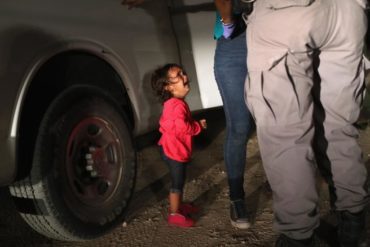 ¡DOLOROSO! Un video muestra a los niños inmigrantes «enjaulados» en la frontera de EEUU tras ser separados de su familia