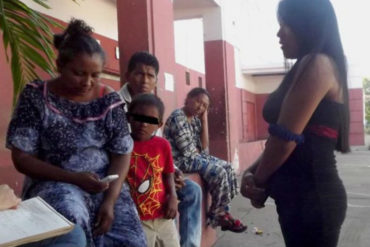 ¡TERRIBLE! Niño de 10 años bañaba a su hermanita de 2 y se le ahogó por accidente (su madre había salido a buscar un arroz)