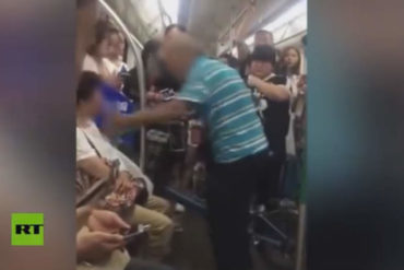 ¡BRAVUCÓN EL DON! Abuelo cacheteó a una mujer en el vagón del metro por no cederle el puesto (+Video de impacto)