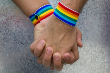 ¡INTOLERABLE! La homofobia reinó en un local de Las Mercedes por el beso de dos hombres
