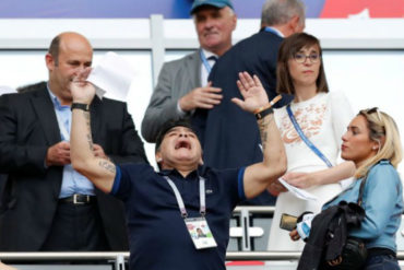 ¡SE LOS MOSTRAMOS! Los lentes «tapa nota» que usó Maradona en el partido entre Argentina y Francia (+Fotos)