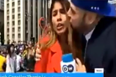 ¡INADMISIBLE! Periodista colombiana fue acosada, besada y manoseada mientras transmitía en directo desde Rusia (+Video)