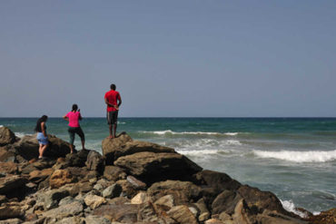 ¡ENTREGÓ SU VIDA! Joven muere ahogado tras salvar a su novia en Playa de Vargas