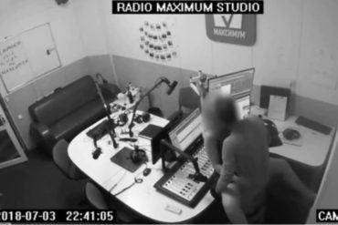 ¡NO SE AGUANTARON! Los capturaron teniendo sexo en plena cabina de radio