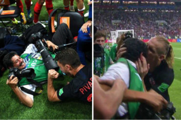 ¡LA LOCURA! El particular momento de este fotógrafo de la AFP y los jugadores de Croacia luego del gol de la victoria (Fotos + Videos)