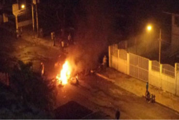 ¡MOLESTIA GENERAL! Vecinos de Caricuao protestaron por la falta de agua la noche de este jueves #19Jul