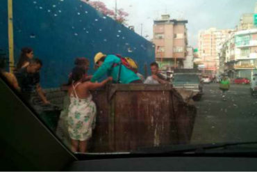 ¡HECHO EN REVOLUCIÓN! Así una mujer embarazada busca comida entre la basura en plena avenida de Caracas (+Video)