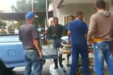 ¡QUÉ HORROR! Así trasladan a pacientes del Hospital Victorino Santaella por falta de ambulancias (+Video)