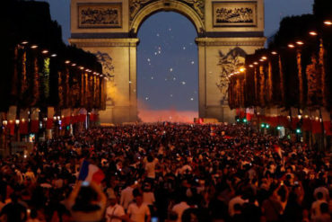 ¡PASIÓN DESBORDADA! En París se desató la euforia por el pase a la final de Francia y la policía tuvo que actuar (+Videos)