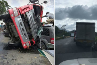 ¡TRÁGICO! Tres personas murieron en aparatoso accidente en El Guapo: un camión volcó y cayó encima de tres vehículos