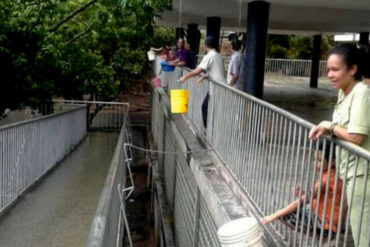 ¡EL DRAMA DE MUCHOS! Venezolanos aprovechan las lluvias para recoger agua y usarla en sus necesidades básicas (+ Video)