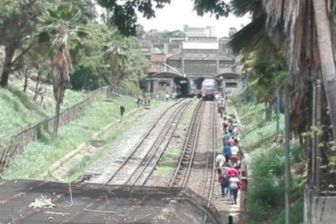 ¡INDIGNANTE! Usuarios tuvieron que caminar por vía férrea del Metro de Caracas ante nuevas fallas (+Videos)