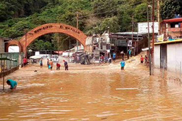 ¡CAOS! La Guairita quedó inundada por rotura de tubo matriz de Hidrocapital: hay vecinos incomunicados y sin luz