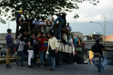 ¡SOLO EN REVOLUCIÓN! Perreras, la peligrosa respuesta al caos del transporte en Venezuela (Fotos +Video)