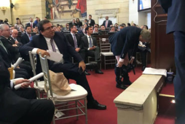 ¡BÁRBARO! Escándalo en el Congreso colombiano: exalcalde se bajó los pantalones y mostró las nalgas para pedir silencio (+Video)