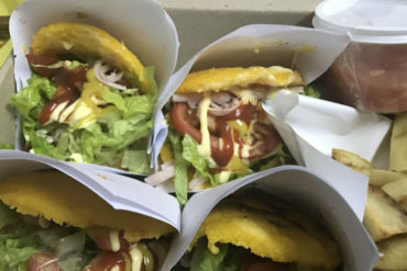 ¡PROVOCATIVAS! Las arepas “maracuchas” que un grupo de venezolanos vende en Argentina (+Fotos)