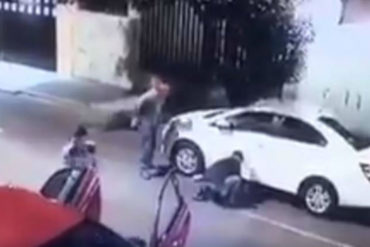 ¡INCREÍBLE! El modus operandi para robar cauchos de vehículos en la calle: los quitan en menos de un minuto (+Video)