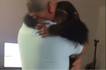 ¡QUÉ TIERNO! La asombrosa reacción de un chimpancé al reencontrarse con sus dueños (+Video)