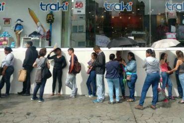 ¡SE LO MOSTRAMOS! Largas colas se formaron en la entrada de Traki de El Recreo por supuesto descuento en ropa (+Foto)