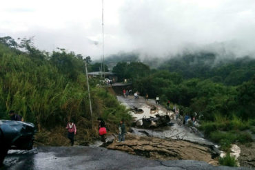 ¡COMENZÓ EL COLAPSO! Vea cómo se agrietó la carretera Rubio-San Cristóbal tras fuertes lluvias (+Fotos impactantes)