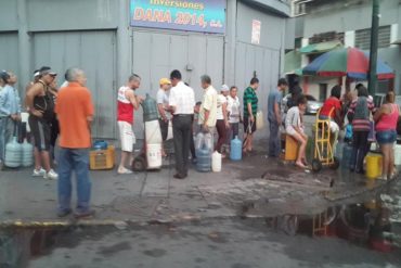 ¿A DÓNDE VAMOS A PARAR? Solo en Venezuela: ciudadanos hacen largas colas por un tobo de agua (Fotos +Video)