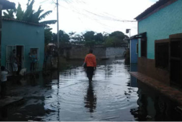 ¡TERRIBLE! Murió una bebé de un año y siete meses en el patio de su casa a causa de la crecida del río Caroní