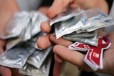 ¡OCIOSOS! Banda vendía condones defectuosos y usados en China a precios súper económicos  (lucían igual que un Durex)