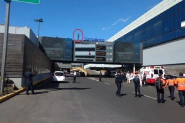 ¡ATERRADOR! El terrible momento en el que un hombre se lanza de un puente peatonal en México (+Video)