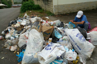 ¡CONSECUENCIA DE LA CRISIS! Venezolanos en San Cristóbal buscan restos de plástico, papel y metal de la basura para venderlos en Cúcuta