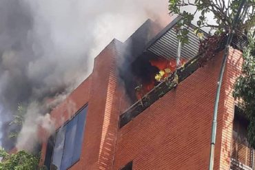 ¡AQUÍ LAS TIENE! Las imágenes del incendio que se desató este #6Jul en un edificio de Altamira (reportan daños materiales)