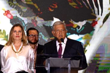 ¡SE LAVA LAS MANOS! AMLO se defiende de las críticas: «Cada quien es responsable de sus actos, no me casé yo, era un invitado»