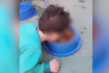 ¡DESPRECIABLE! Madre se burla de su hijo en condición de discapacidad y lo hace comer comida para perros (+Video)