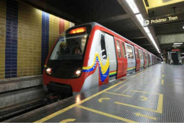 ¡INEFICIENTES! Metro de Caracas se quedó sin luz: Personas rompieron vidrios de vagón para caminar por los rieles