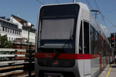 ¡QUÉ TAL! El metro de Viena reparte desodorantes entre sus usuarios para evitar el mal olor (y planea prohibir el consumo de pizzas)