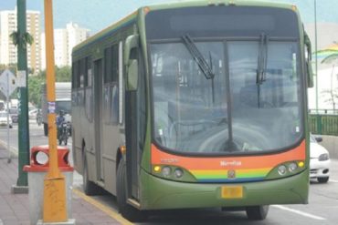 ¡HAMPA DESATADA! Asaltaron Metrobús que cubre ruta Palo Verde – Lomas del Ávila (al chofer lo apuntaron con una pistola)