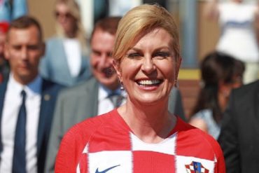 ¡ADMIRABLE! La presidenta de Croacia renunció a su sueldo para apoyar a la selección en el Mundial (viajó en clase turista)