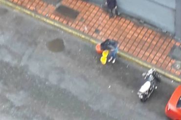 ¡EL COLMO! Vecinos de La Candelaria aprovecharon la lata de agua para llenar tobos con lluvia (así estamos)