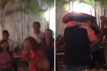 ¡CONMOVEDOR REENCUENTRO! Una madre venezolana celebraba 50 años en Panamá y su hijo la sorprendió vestido de “Mariachi” (+Video + Puro amor)