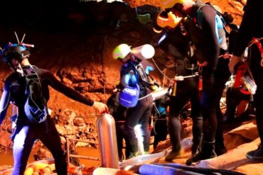 ¡LA BUENA NOTICIA! Rescatados sanos y salvos los 12 niños y el entrenador atrapados en la cueva de Tailandia