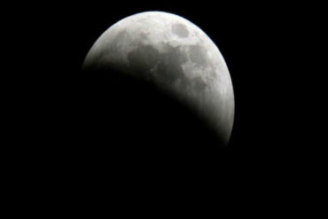 ¡IMPRESIONANTE! Así se vio el eclipse lunar más largo del siglo (+Fotos impactantes)