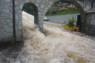 ¡POR INEFICIENCIA! Rotura de tubería matriz generó caos en San Antonio de los Altos (todo quedó inundado) (Fotos+Videos)