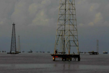 ¡ATENTOS! Alertan que ventarrón tumbó cuatro torres petroleras al sur del Lago de Maracaibo (+Fotos)