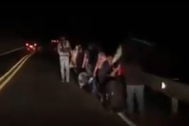 ¡DA DOLOR! Venezolanos tienen que caminar en plena madrugada para llegar a Perú desde Colombia (+Video)